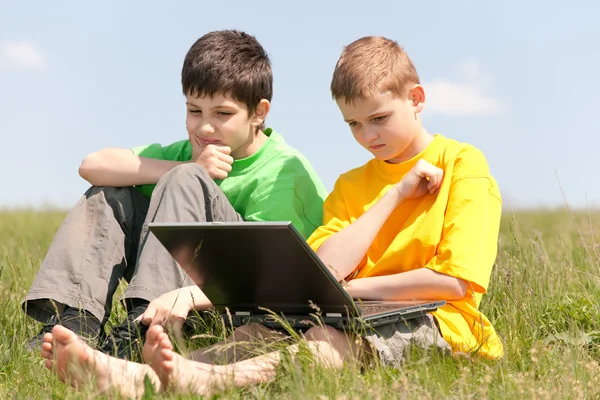 Amici con computer portatile — Foto Stock