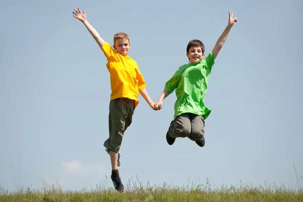 Прыгающие мальчики — стоковое фото