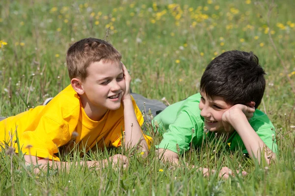 Conversa de dois meninos ao ar livre — Fotografia de Stock