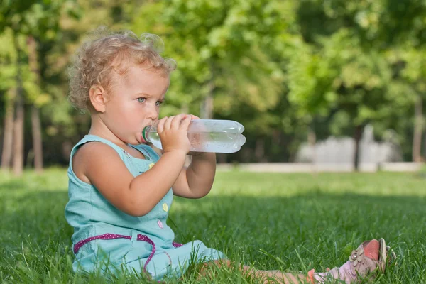 Πόσιμο νερό κοριτσάκι — Φωτογραφία Αρχείου