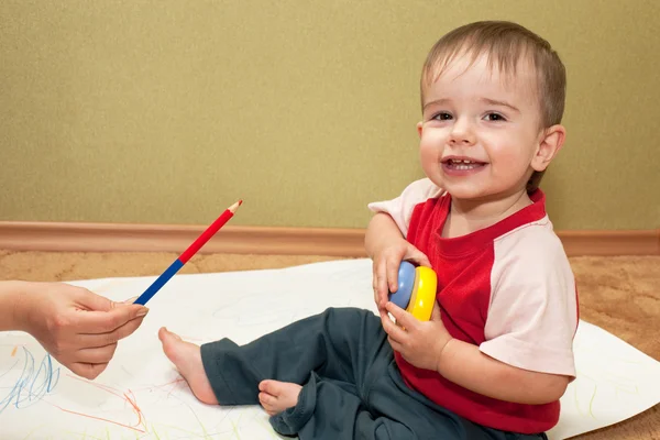 Difficult choice for a talented toddler — Stock Photo, Image