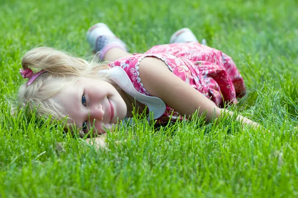 Μικρό κορίτσι στο πάρκο — Φωτογραφία Αρχείου