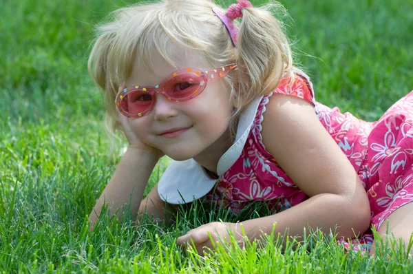Маленькая девочка в парке — стоковое фото