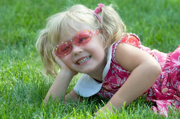 Μικρό χαμογελαστό κορίτσι στο πάρκο — Φωτογραφία Αρχείου