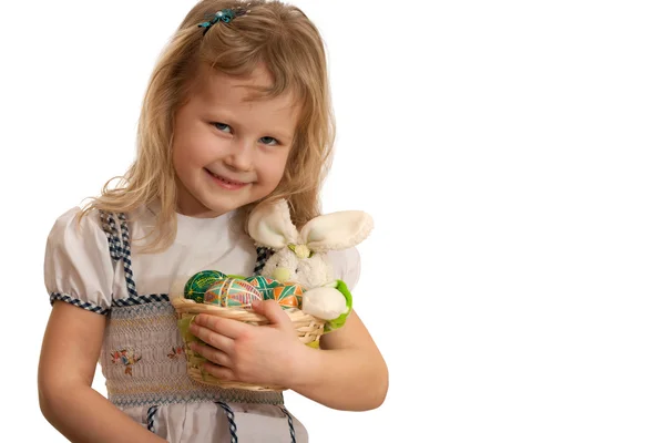 Маленька дівчинка тримає Великодній кошик — стокове фото
