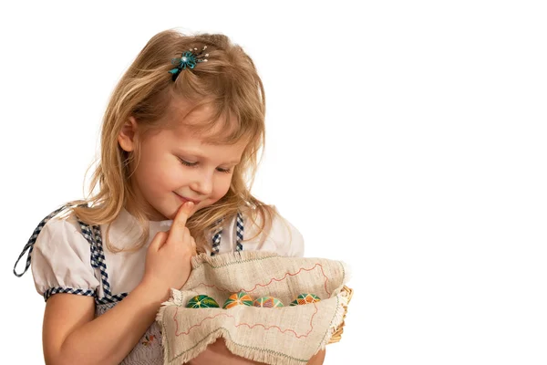 Bambina tenendo cesto di Pasqua — Foto Stock