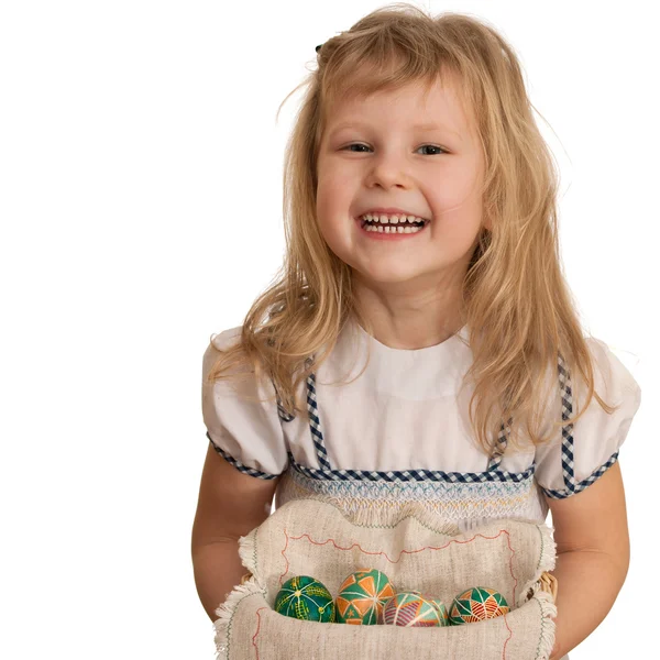 Menina feliz e uma cesta de ovos de Páscoa — Fotografia de Stock