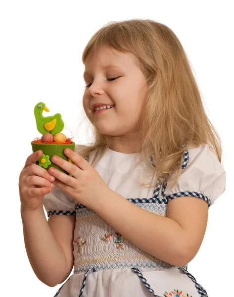 Красивая маленькая девочка с пасхальной игрушкой — стоковое фото