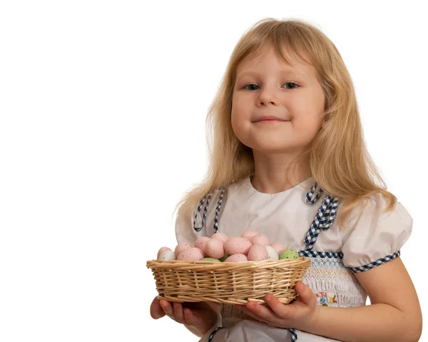 テインマスleende liten flicka hålla påsk korg med ägg — Stockfoto