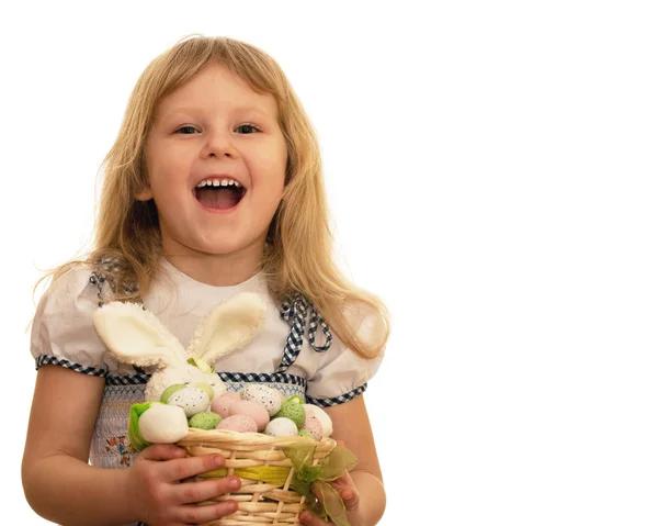 Смеющаяся маленькая девочка держит пасхальную корзину — стоковое фото