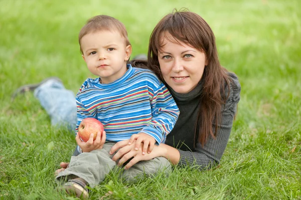 母親との外の彼女の息子の肖像画 — ストック写真