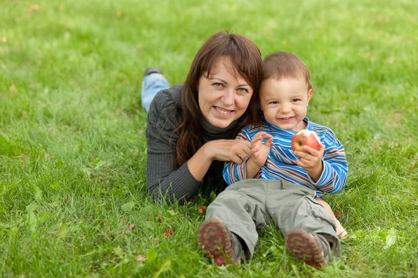 Щаслива мама і її маленький син — стокове фото