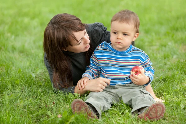 思いやりのある母親と公園で彼女のソニー — ストック写真