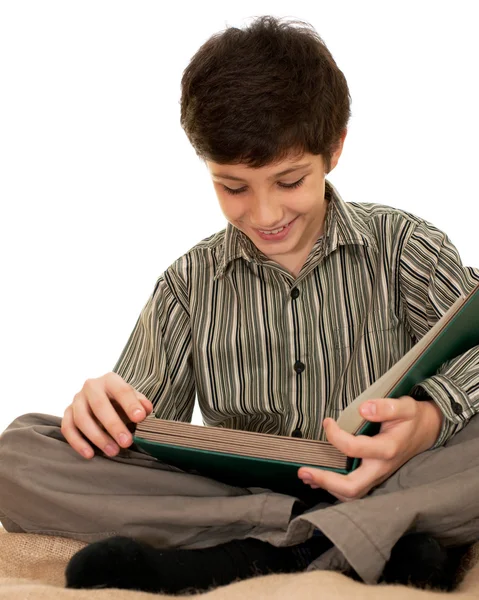 Уважне читання хлопчик — стокове фото