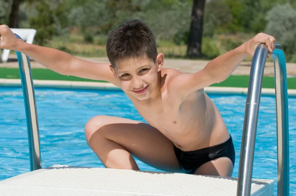Gutt i svømmebassenget – stockfoto