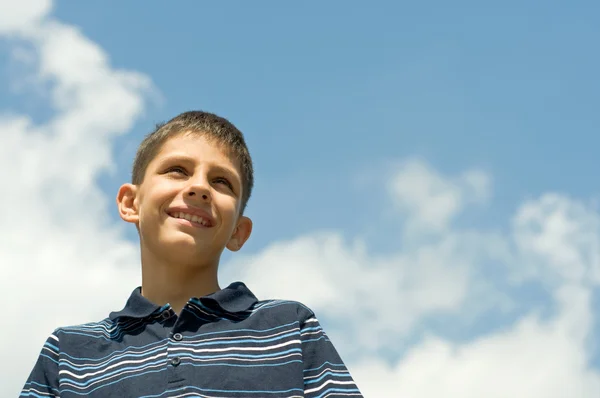 Boy at the clouds — Stock Photo, Image
