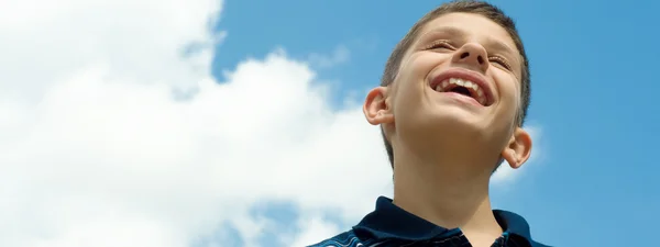 Улыбающийся мальчик на облаках — стоковое фото