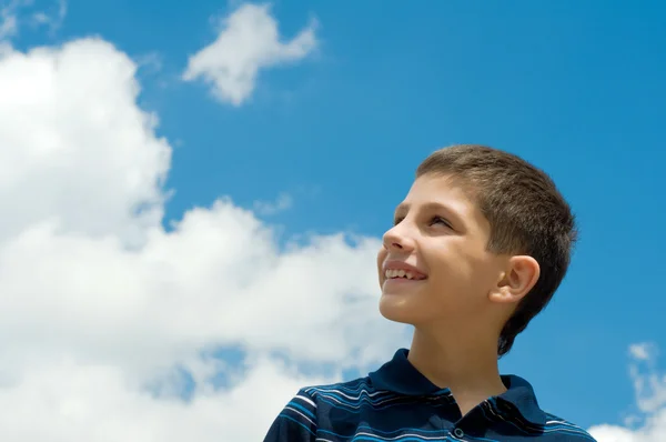 Boy at the clouds — Stock Photo, Image