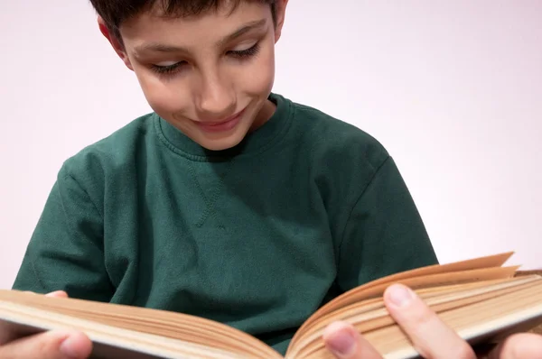 Portrét chlapce, čtení — Stock fotografie