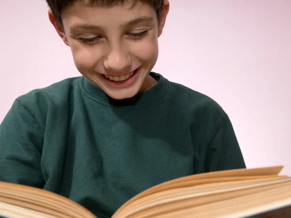 Chłopiec czytanie — Zdjęcie stockowe