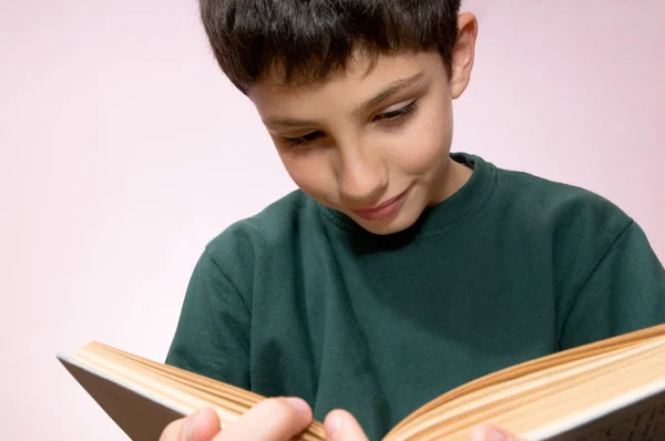 Чтение мальчика с книгой — стоковое фото