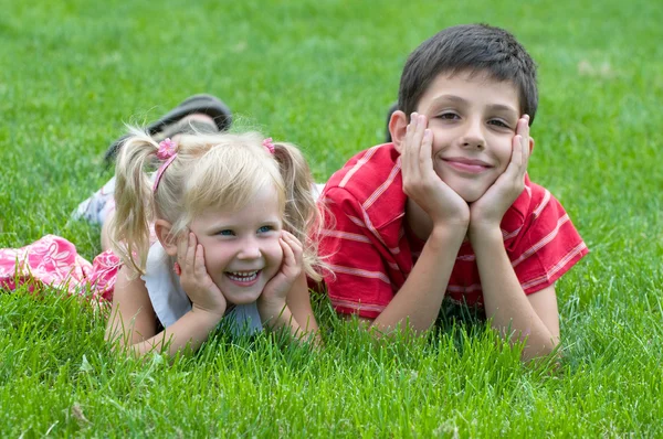 小さな女の子と男の子の公園で — ストック写真