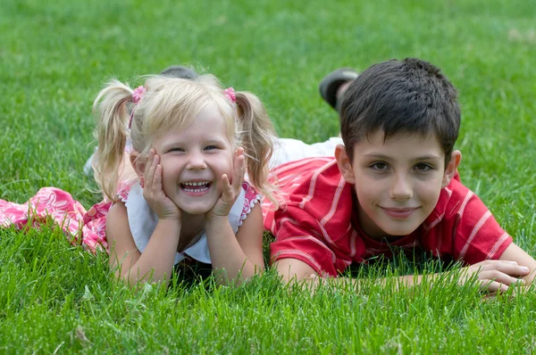 小小的女孩和男孩在公园 — 图库照片