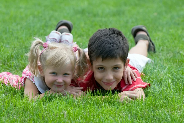 Parkta küçük arkadaşları gülümseyerek — Stok fotoğraf