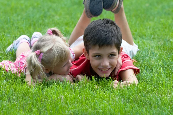 Маленькая девочка и мальчик в парке — стоковое фото