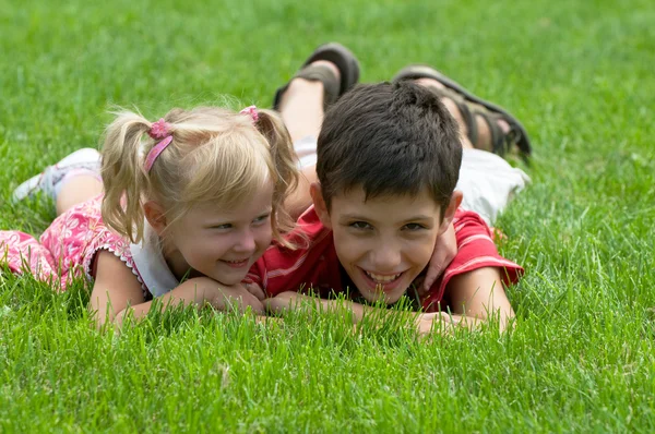Una ragazza e un ragazzo nel parco — Foto Stock