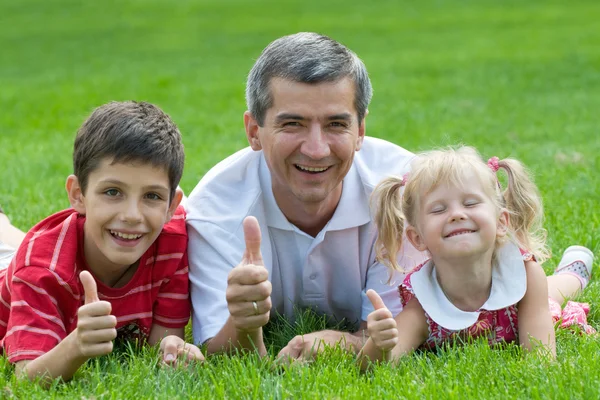 Smiling family at the park — Stock Photo, Image