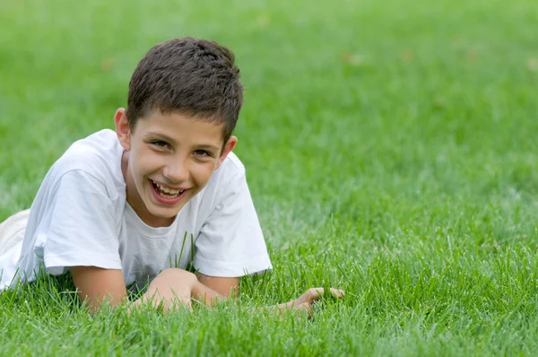在绿色草地上的男孩 — 图库照片#