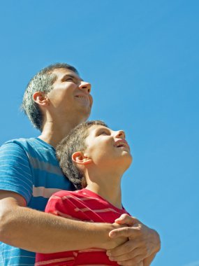 mutlu baba ve oğlu açık havada