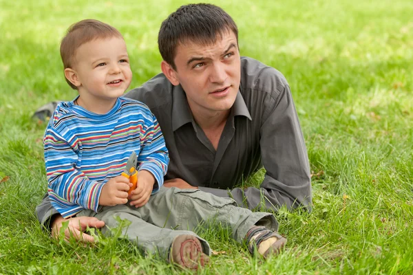 Dad and son discovering the world — Stock Photo, Image
