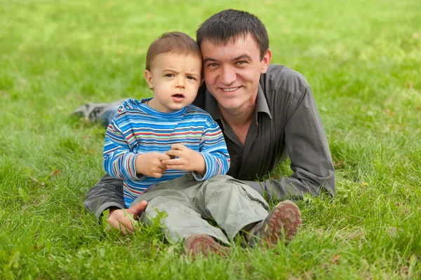 Удивлённый ребёнок со своим отцом — стоковое фото
