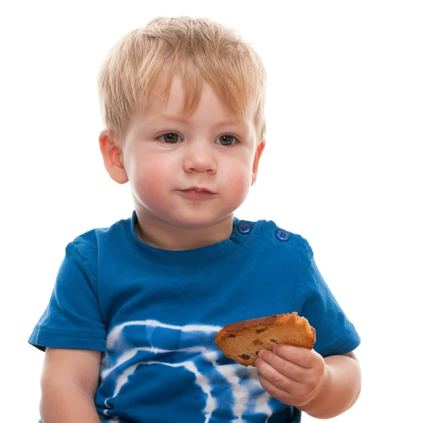 Маленький мальчик с маленькой закуской — стоковое фото