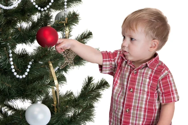 Красивый малыш украшает новогоднюю елку — стоковое фото