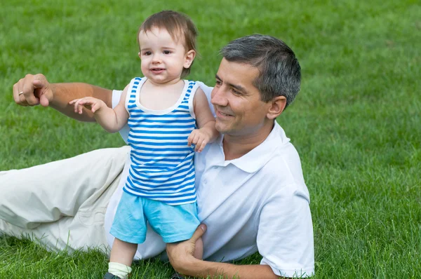 Padre e suo figlio nel parco — Foto Stock