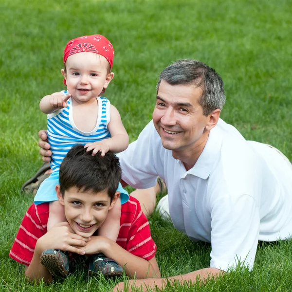 Padre e i suoi figli nel parco — Foto Stock