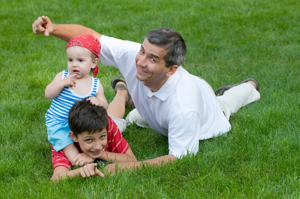 Padre e i suoi figli nel parco — Foto Stock