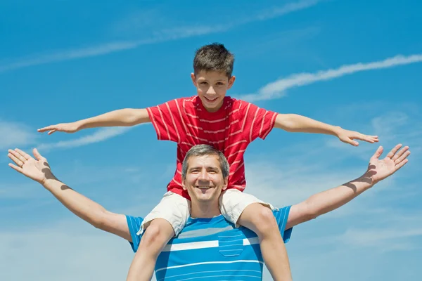 Отец и его сын играют на открытом воздухе — стоковое фото