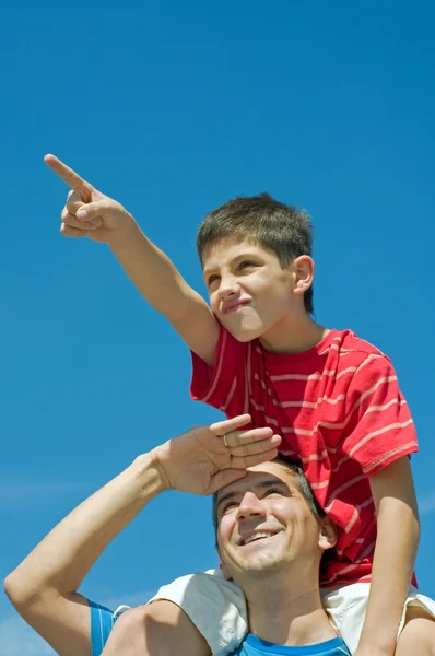 Отец и его сын играют на открытом воздухе — стоковое фото