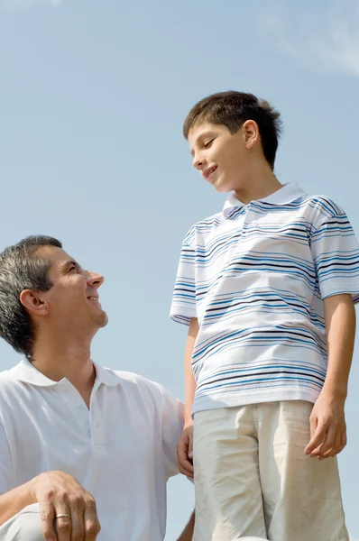 Pai e seu filho pequeno ao ar livre — Fotografia de Stock