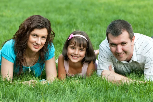 Famiglia di tre persone nel parco — Foto Stock