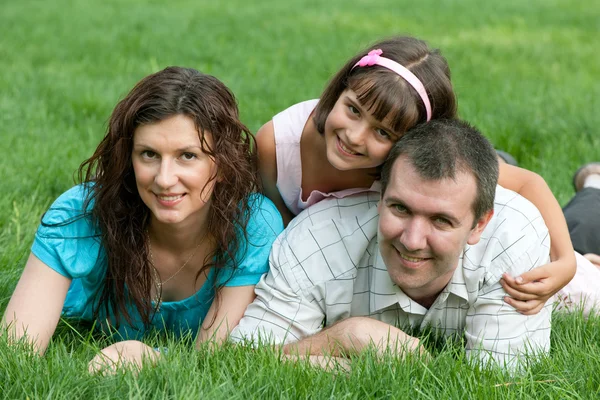 Семья из трех человек на траве — стоковое фото