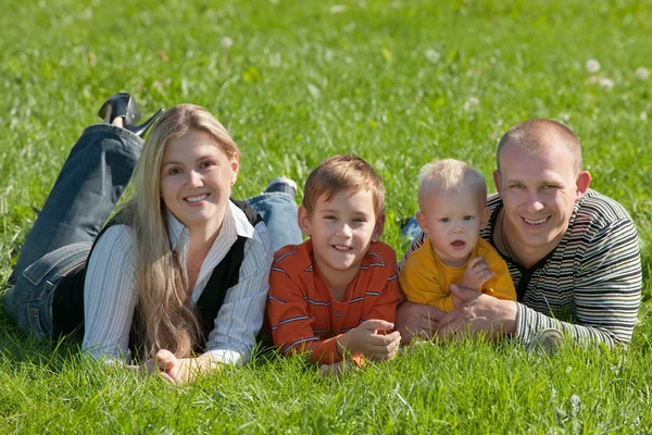 Familie van vier in het park — Stockfoto