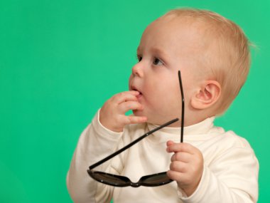 Gözlüklü düşünceli yürümeye başlayan çocuk