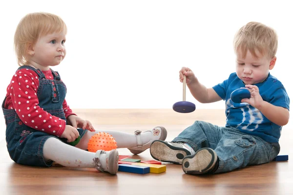 Dwa małe dzieci grają z bloków — Zdjęcie stockowe