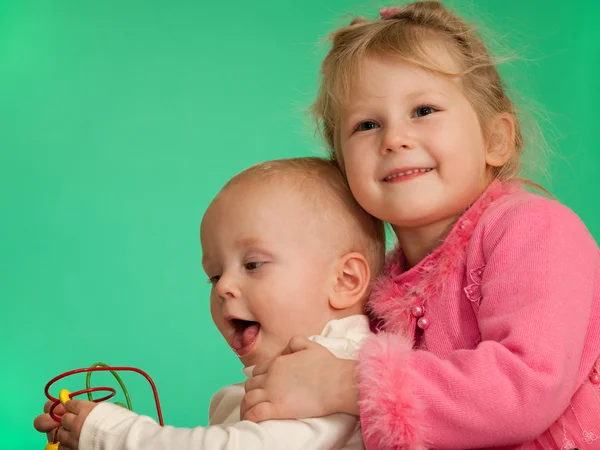 Två leende leker barn — Stockfoto
