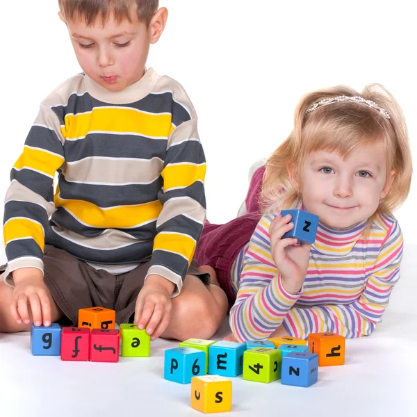 Crianças brincando blocos — Fotografia de Stock